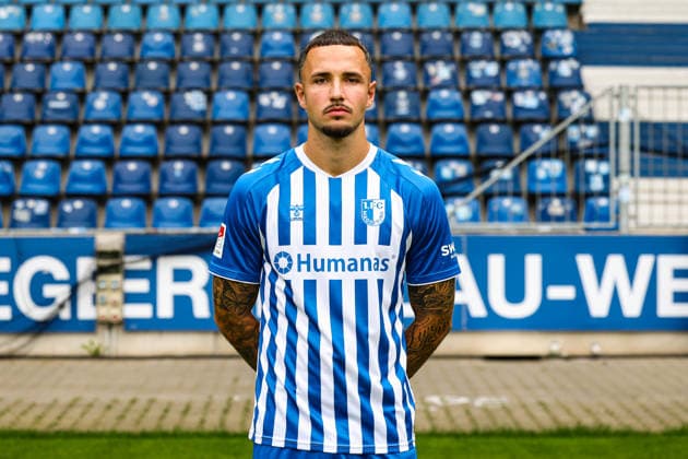 Falko Michel, 1. FC Magdeburg - 2. Fussball Bundesliga Porträttermin 2. BL 2026 2027 offizieller Fototermin 1. FC Magdeburg in der Avnet Arena in Magdeburg - Porträt, Portrait, Einzelbild, Deutschland, Fussball, Maenner, GER, 16.07.2026 *** Falko Michel, 1. FC Magdeburg, 2. Bundesliga, portrait session, 2026–2027 season, official photo shoot for 1. FC Magdeburg at the Avnet Arena in Magdeburg, portrait, individual photo, Germany, soccer, Men, GER, July 16, 2026 Christian Schroedter
