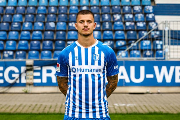 Mateusz Zukowski, 1. FC Magdeburg - 2. Fussball Bundesliga Porträttermin 2. BL 2026 2027 offizieller Fototermin 1. FC Magdeburg in der Avnet Arena in Magdeburg - Porträt, Portrait, Einzelbild, Deutschland, Fussball, Maenner, GER, 16.07.2026 *** Mateusz Zukowski, 1. FC Magdeburg, 2. Bundesliga, portrait session, 2026–2027 season, official photo shoot, 1. FC Magdeburg at the Avnet Arena in Magdeburg, portrait, individual photo, Germany, soccer, Men, GER, July 16, 2026 Christian Schroedter