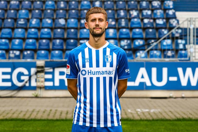 Torben Müssel, 1. FC Magdeburg - 2. Fussball Bundesliga Porträttermin 2. BL 2026 2027 offizieller Fototermin 1. FC Magdeburg in der Avnet Arena in Magdeburg - Porträt, Portrait, Einzelbild, Deutschland, Fussball, Maenner, GER, 16.07.2026 *** Torben Müssel, 1. FC Magdeburg, 2. Bundesliga, portrait session, 2026–2027 season, official photo shoot for 1. FC Magdeburg at the Avnet Arena in Magdeburg, portrait, single image, Germany, soccer, Men, GER, July 16, 2026 Christian Schroedter