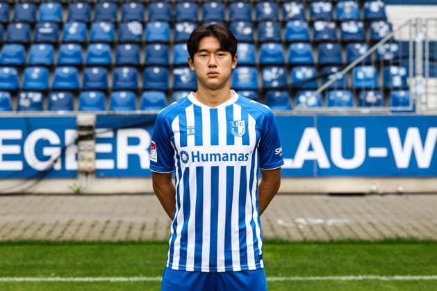 Doyoung Yoon 1. FC Magdeburg - 2. Fussball Bundesliga Porträttermin 2. BL 2026 2027 offizieller Fototermin 1. FC Magdeburg in der Avnet Arena in Magdeburg - Porträt, Portrait, Einzelbild, Deutschland, Fussball, Maenner, GER, 16.07.2026 *** Doyoung Yoon 1 FC Magdeburg 2 Bundesliga Soccer Portrait Session 2nd Division 2026–2027 Official Photo Session 1 FC Magdeburg at the Avnet Arena in Magdeburg Portrait, Individual Photo, Germany, Soccer, Men, GER, July 16, 2026 Christian Schroedter