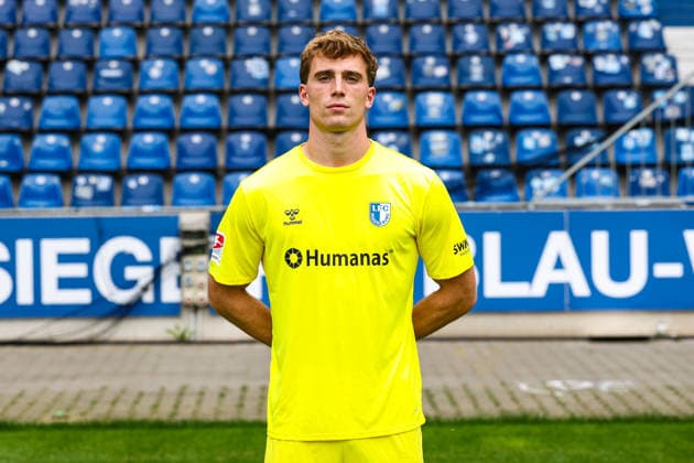 Torwart Noah Kruth, 1. FC Magdeburg - 2. Fussball Bundesliga Porträttermin 2. BL 2026 2027 offizieller Fototermin 1. FC Magdeburg in der Avnet Arena in Magdeburg - Porträt, Portrait, Einzelbild, Deutschland, Fussball, Maenner, GER, 16.07.2026 *** Goalkeeper Noah Kruth, 1. FC Magdeburg, 2. Bundesliga, portrait session, 2026–2027 season, official photo shoot for 1. FC Magdeburg at the Avnet Arena in Magdeburg; portrait, individual shot, Germany, soccer, Men, GER, July 16, 2026 Christian Schroedter