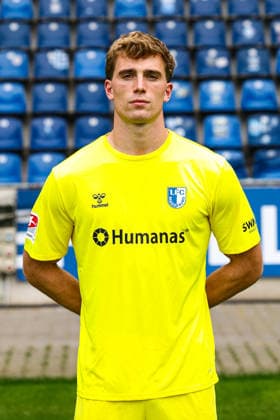 Torwart Noah Kruth, 1. FC Magdeburg - 2. Fussball Bundesliga Porträttermin 2. BL 2026 2027 offizieller Fototermin 1. FC Magdeburg in der Avnet Arena in Magdeburg - Porträt, Portrait, Einzelbild, Deutschland, Fussball, Maenner, GER, 16.07.2026 *** Goalkeeper Noah Kruth, 1. FC Magdeburg, 2. Bundesliga, portrait session, 2026–2027 season, official photo shoot for 1. FC Magdeburg at the Avnet Arena in Magdeburg; portrait, individual shot, Germany, soccer, Men, GER, July 16, 2026 Christian Schroedter