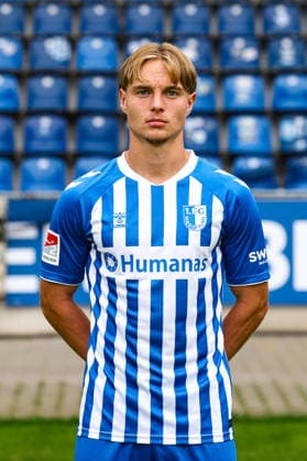 Magnus Baars, 1. FC Magdeburg - 2. Fussball Bundesliga Porträttermin 2. BL 2026 2027 offizieller Fototermin 1. FC Magdeburg in der Avnet Arena in Magdeburg - Porträt, Portrait, Einzelbild, Deutschland, Fussball, Maenner, GER, 16.07.2026 *** Magnus Baars, 1 FC Magdeburg, 2nd Bundesliga, 2026–2027 season, official photo shoot, 1 FC Magdeburg at the Avnet Arena in Magdeburg, portrait, individual photo, Germany, soccer, Men, GER, July 16, 2026 Christian Schroedter