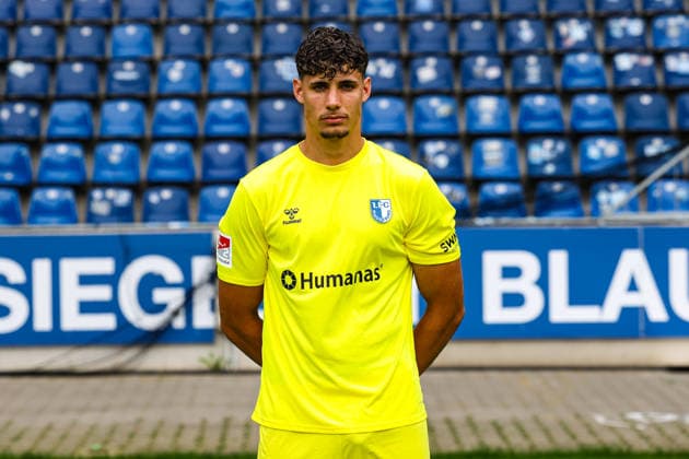 Torwart Robert Kampa, 1. FC Magdeburg - 2. Fussball Bundesliga Porträttermin 2. BL 2026 2027 offizieller Fototermin 1. FC Magdeburg in der Avnet Arena in Magdeburg - Porträt, Portrait, Einzelbild, Deutschland, Fussball, Maenner, GER, 16.07.2026 *** Goalkeeper Robert Kampa, 1 FC Magdeburg, 2. Bundesliga, portrait session, 2026–2027 season, official photo shoot for 1 FC Magdeburg at the Avnet Arena in Magdeburg; portrait, individual photo, Germany, soccer, Men, GER, July 16, 2026 Christian Schroedter
