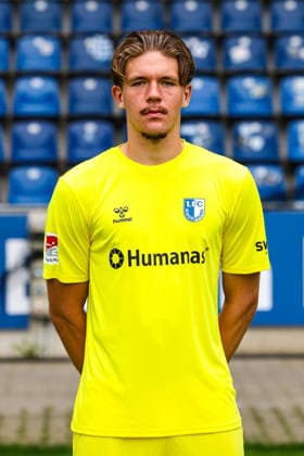 Torwart Tjark Möbius, 1. FC Magdeburg - 2. Fussball Bundesliga Porträttermin 2. BL 2026 2027 offizieller Fototermin 1. FC Magdeburg in der Avnet Arena in Magdeburg - Porträt, Portrait, Einzelbild, Deutschland, Fussball, Maenner, GER, 16.07.2026 *** Goalkeeper Tjark Möbius, 1. FC Magdeburg, 2. Bundesliga, portrait session, 2026–2027 season, official photo shoot, 1. FC Magdeburg at the Avnet Arena in Magdeburg, portrait, individual photo, Germany, soccer, Men, GER, July 16, 2026 Christian Schroedter