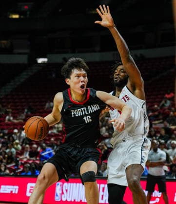 (260717) -- LAS VEGAS, July 17, 2026 -- Yang Hansen (L) of Portland Trail Blazers competes during the match between Portland Trail Blazers and Denver Nuggets at the 2026 NBA, Basketball Herren, USA Summer League in Las Vegas, the United States, July 16, 2026. (Photo by Xinhua) (SP)U.S.-LAS VEGAS-BASKETBALL-NBA SUMMER LEAGUE-TRAIL BLAZERS VS NUGGETS SunxYuxuan 