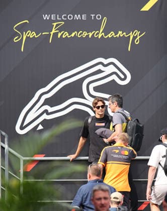 17.07.2026, Circuit de Spa-Francorchamps, Spa-Francorchamps, Formula 1 Moet & Chandon Belgian Grand Prix 2026 , im Bild George Russell (GBR), Mercedes-AMG Petronas Formula One Team im Gespräch mit Pirelli Motorsportchef Dario Marrafuschi. (Photo by Alessandro Martellottta Hasan Bratic DeFodi Images) - *** July 17, 2026, Circuit de Spa-Francorchamps, Spa-Francorchamps, 2026 Formula 1 Moët & Chandon Belgian Grand Prix; pictured: George Russell (GBR) of the Mercedes AMG Petronas Formula One Team in conversation with Pirelli Motorsport Director Dario Marrafuschi. Photo by Alessandro Martellotta, Hasan Bratic, DeFodi Images