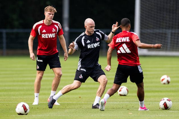 COLOGNE, GERMANY - JULY 17: Rene Wagner (Head Coach 1. FC Koeln) fights Linton Maina (1. FC Koeln, 37) for the ball during a training session of season 2026 27 at Geissbockheim on July 17, 2026 in Cologne, Germany. North Rhine Westphalia Germany Copyright: xSteffiexWunderlx