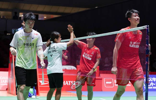 (260717) -- TOKYO, July 17, 2026 -- Feng Yanzhe (1st R) Huang Dongping (2nd R) and Ye Hong-wei (1st L) Nicole Gonzales Chan greet each other after the mixed doubles quarterfinal match between Feng Yanzhe Huang Dongping of China and Ye Hong-wei Nicole Gonzales Chan of Chinese Taipei at the Japan Badminton Open 2026 in Tokyo, Japan, July 17, 2026. ) (SP)JAPAN-TOKYO-BADMINTON-JAPAN OPEN 2026-MIXED DOUBLES-QUARTERFINALS YuexChenxing 