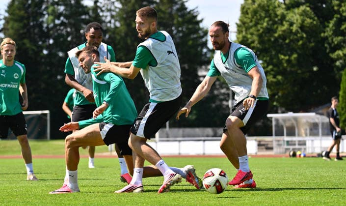 18.07.2026 - Fussball - 2. Bundesliga - Saison 2026 2027 - SpVgg Greuther Fürth Fuerth - Trainingslager Bad Wörishofen - - xwoxzix - Felix Higl (18, SpVgg Greuther Fürth ) Doni Edon Arifi (28, SpVgg Greuther Fürth ) Jannis Heuer (22, SpVgg Greuther Fürth ) *** July 18, 2026 Soccer 2. Bundesliga 2026–2027 Season SpVgg Greuther Fürth Fürth Training Camp Bad Wörishofen xwoxzix Felix Higl 18, SpVgg Greuther Fürth Doni Edon Arifi 28, SpVgg Greuther Fürth Jannis Heuer 22, SpVgg Greuther Fürth