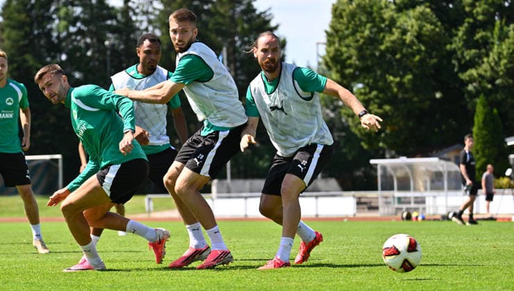 18.07.2026 - Fussball - 2. Bundesliga - Saison 2026 2027 - SpVgg Greuther Fürth Fuerth - Trainingslager Bad Wörishofen - - xwoxzix - Felix Higl (18, SpVgg Greuther Fürth ) Doni Edon Arifi (28, SpVgg Greuther Fürth ) Jannis Heuer (22, SpVgg Greuther Fürth ) *** July 18, 2026 Soccer 2. Bundesliga 2026–2027 Season SpVgg Greuther Fürth Fürth Training Camp Bad Wörishofen xwoxzix Felix Higl 18, SpVgg Greuther Fürth Doni Edon Arifi 28, SpVgg Greuther Fürth Jannis Heuer 22, SpVgg Greuther Fürth
