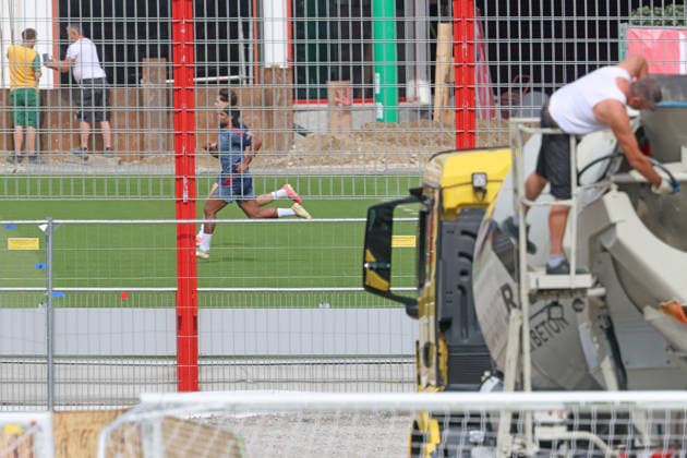 47 David Santos Daiber, 7 Serge Gnabry, laufen, Lauftraining, Reha-Training, Baustelle, Betonmischer Fussball FC Bayern München Training an der Säbenerstrasse 17.07.2026 FOTO: Mladen Lackovic LakoPress *** 47 David Santos Daiber, 7 Serge Gnabry, running, running drills, rehab training, construction site, concrete mixer, soccer, FC Bayern Munich training at Säbenerstrasse, July 17, 2026. PHOTO: Mladen Lackovic, LakoPress