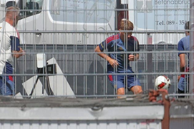 42 Lennart Karl und 30 Cassiano Kiala, am Ball, Reha-Training, REHA-Trainer Benjamin Sommer (li.) Fussball FC Bayern München Training an der Säbenerstrasse 17.07.2026 FOTO: Mladen Lackovic LakoPress *** 42 Lennart Karl and 30 Cassiano Kiala, on the ball, rehab training, rehab coach Benjamin Sommer, left. FC Bayern Munich soccer training at Säbenerstrasse, July 17, 2026. PHOTO: Mladen Lackovic, LakoPress