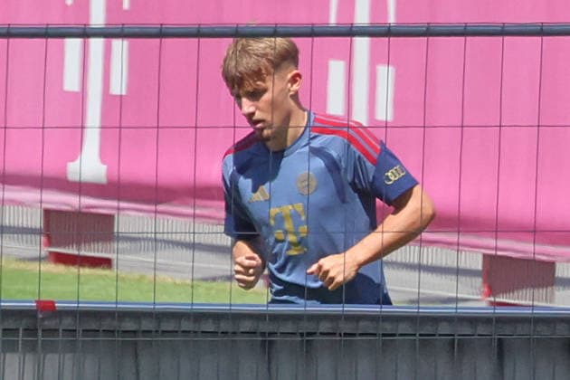 42 Lennart Karl, laufen, Lauftraining, Reha-Training, Portraet, Portrait, Fussball FC Bayern München Training an der Säbenerstrasse 17.07.2026 FOTO: Mladen Lackovic LakoPress *** 42 Lennart Karl, running, running training, rehabilitation training, portrait, soccer, FC Bayern Munich training at Säbenerstrasse, July 17, 2026. PHOTO: Mladen Lackovic, LakoPress
