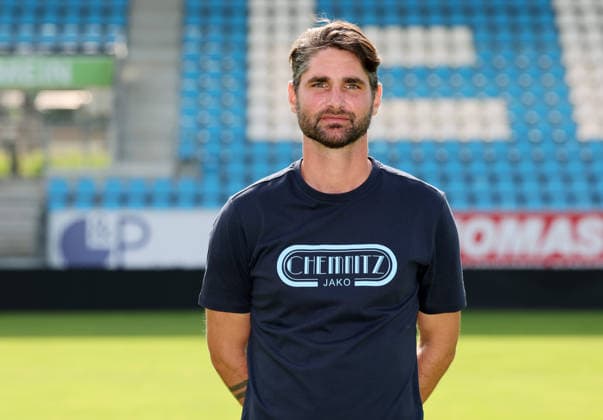 Chemnitz - Teamfoto Regionalliga Nordost Co-Trainer Niklas Hoheneder, Chemnitzer FC; Regionalliga Nordost,Ê Porträttermin, 2026 2027, , Chemnitz, 17.07.2026, Stadion an der Gellertstraße, Fußball, Regionalliga Nordost, Nur für journalistische Zwecke. Only for editorial use! , *** Chemnitz Team Photo, Northeast Regional League, Assistant Coach Niklas Hoheneder, Chemnitzer FC, Northeast Regional League, Portrait Session, 2026–2027, , Chemnitz, July 17, 2026, Gellertstraße Stadium, Soccer, Northeast Regional League, For journalistic purposes only, Picture Point