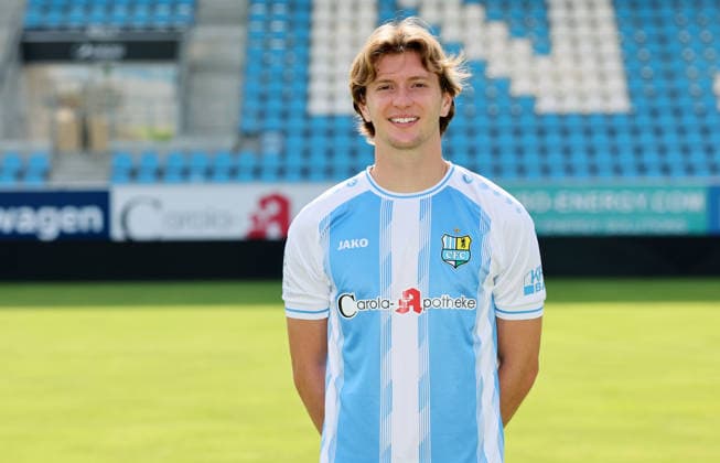 Chemnitz - Teamfoto Regionalliga Nordost Samuel Biven (8, Chemnitz), Chemnitzer FC; Regionalliga Nordost,Ê Porträttermin, 2026 2027, , Chemnitz, 17.07.2026, Stadion an der Gellertstraße, Fußball, Regionalliga Nordost, Nur für journalistische Zwecke. Only for editorial use! , *** Chemnitz Team Photo, Northeast Regional League, Samuel Biven 8, Chemnitz, Chemnitzer FC, Northeast Regional League, Portrait Session, 2026–2027, , Chemnitz, July 17, 2026, Gellertstraße Stadium, soccer, Northeast Regional League, For journalistic purposes only, Picture Point