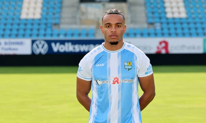 Chemnitz - Teamfoto Regionalliga Nordost Martial Ekui (27, Chemnitz), Chemnitzer FC; Regionalliga Nordost,Ê Porträttermin, 2026 2027, , Chemnitz, 17.07.2026, Stadion an der Gellertstraße, Fußball, Regionalliga Nordost, Nur für journalistische Zwecke. Only for editorial use! , *** Chemnitz Team Photo, Northeast Regional League, Martial Ekui 27, Chemnitz, Chemnitzer FC, Northeast Regional League, Portrait Session, 2026–2027, , Chemnitz, July 17, 2026, Gellertstraße Stadium, Soccer, Northeast Regional League, For journalistic purposes only, Picture Point