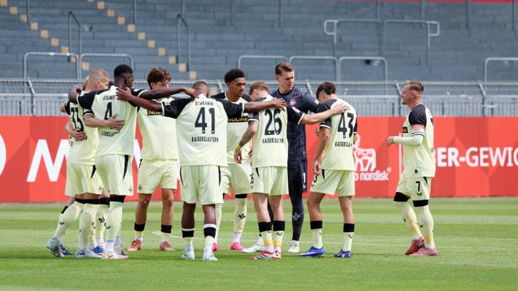 17.07.2026, xrekx, Fussball Testspiel, FSV Mainz 05 - 1.FC Kaiserslautern v.l. Teamkreis Marlon Ritter (1.FC Kaiserslautern) (DFL DFB REGULATIONS PROHIBIT ANY USE OF PHOTOGRAPHS as IMAGE SEQUENCES and or QUASI-VIDEO) Mainz *** July 17, 2026, xrekx, soccer exhibition match, FSV Mainz 05 vs. 1. FC Kaiserslautern, Team Circle Marlon Ritter, 1. FC Kaiserslautern. DFL and DFB regulations prohibit any use of photographs as image sequences and or quasi-video. Mainz