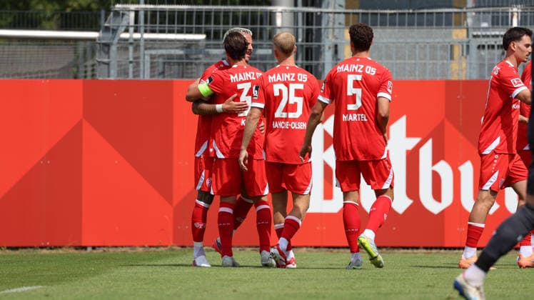 17.07.2026, xrekx, Fussball Testspiel, FSV Mainz 05 - 1.FC Kaiserslautern v.l. Torjubel nach dem Tor zum 1:0 celebrating the goal celebrate durch Phillip Tietz (1. FSV Mainz 05) (DFL DFB REGULATIONS PROHIBIT ANY USE OF PHOTOGRAPHS as IMAGE SEQUENCES and or QUASI-VIDEO) Mainz *** July 17, 2026, xrekx, Soccer Friendly Match, FSV Mainz 05 vs. 1. FC Kaiserslautern: Goal celebration after the 1–0 goal by Phillip Tietz. 1. FSV Mainz 05. DFL and DFB regulations prohibit any use of photographs as image sequences and or QUASI VIDEO Mainz
