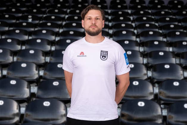 SSV Ulm 1846 Fußball; Regionalliga Südwest, Porträttermin 2026 2027 Mannschaftsarzt Arzt Dr. Alexander-Stephan Henze; SSV Ulm 1846 Fußball; Regionalliga Südwest, Porträt quer Collage, Porträttermin 2026 2027 Foto: Lucca Fundel Ulm Donaustadion Ulm Baden-Württemberg Deutschland *** SSV Ulm 1846 Soccer, Southwest Regional League, Photo Session 2026–2027, Team Doctor Dr. Alexander Stephan Henze, SSV Ulm 1846 Soccer, Southwest Regional League, Landscape-Oriented Portrait Collage, Portrait Session 2026–2027, Photo by Lucca Fundel, Ulm, Donaustadion, Ulm, Baden-Württemberg, Germany