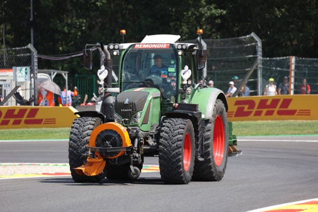 17.07.2026, Circuit de Spa-Francorchamps, Spa-Francorchamps, Formula 1 Moet & Chandon Belgian Grand Prix 2026 , im Bild Ein Streckenposten reinigt mittels eines Traktors die Strecke. (Photo by Alessandro Martellottta Hasan Bratic DeFodi Images) - *** July 17, 2026, Circuit de Spa-Francorchamps, Spa-Francorchamps, 2026 Formula 1 Moët & Chandon Belgian Grand Prix; pictured: A track marshal cleaning the track with a tractor. Photo by Alessandro Martellotta, Hasan Bratic, DeFodi Images