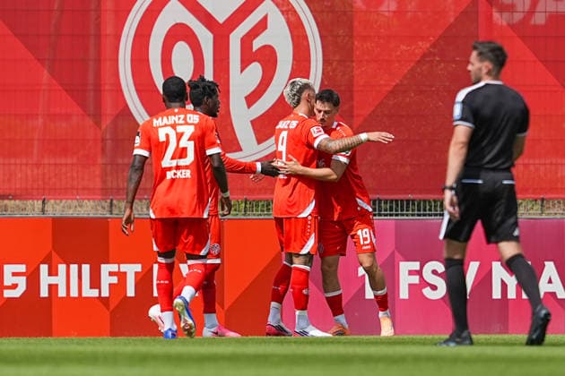 17.07.2026, xydrx, Fußball, Testspiel, 1. FSV Mainz 05 - 1. FC Kaiserslautern, Saison 2026 2027, Stadion am Bruchweg: Torjubel nach dem Tor zum 1:0 für den 1.FSV Mainz 05 durch Torschütze Anthony Caci (1.FSV Mainz 05, 19) zusammen mit Danny da Costa (1.FSV Mainz 05, 21) und Phillip Tietz (1.FSV Mainz 05, 9) DFB regulations prohibit any use of photographs as image sequences and or quasi-video. *** July 17, 2026, xydrx, Soccer, Friendly Match, 1 FSV Mainz 05 vs. 1 FC Kaiserslautern, 2026–2027 Season, Bruchweg Stadium: Celebrations after the 1–0 goal for 1 FSV Mainz 05 scored by Anthony Caci (1 FSV Mainz 05, 19) alongside Danny da Costa (1 FSV Mainz 05, 21, and Phillip Tietz (1 FSV Mainz 05), 9. DFB regulations prohibit any use of photographs as image sequences and or quasi-video. Copyright: HMBxMedia YannisxDreimann