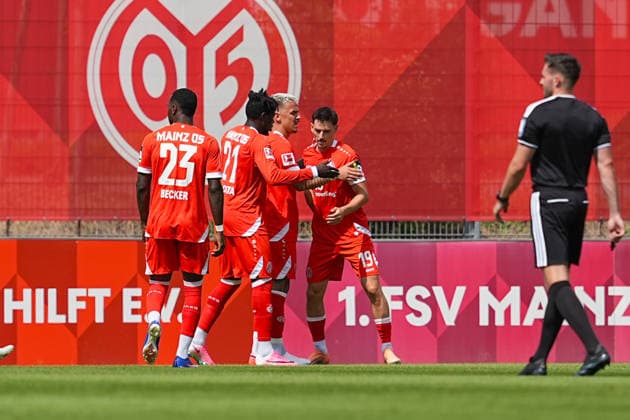 17.07.2026, xydrx, Fußball, Testspiel, 1. FSV Mainz 05 - 1. FC Kaiserslautern, Saison 2026 2027, Stadion am Bruchweg: Torjubel nach dem Tor zum 1:0 für den 1.FSV Mainz 05 durch Torschütze Anthony Caci (1.FSV Mainz 05, 19) zusammen mit Danny da Costa (1.FSV Mainz 05, 21) und Phillip Tietz (1.FSV Mainz 05, 9) Danny da Costa (1.FSV Mainz 05, 21) DFB regulations prohibit any use of photographs as image sequences and or quasi-video. *** July 17, 2026, xydrx, Soccer, Friendly Match, 1 FSV Mainz 05 vs. 1 FC Kaiserslautern, 2026–2027 Season, Bruchweg Stadium: Celebrations after the 1–0 goal for 1 FSV Mainz 05 scored by Anthony Caci (1 FSV Mainz 05, 19) alongside Danny da Costa (1 FSV Mainz 05, 21, and Phillip Tietz (1 FSV Mainz 05), 9; Danny da Costa (1 FSV Mainz 05), 21. DFB regulations prohibit any use of photographs as image sequences and or quasi-video Copyright: HMBxMedia YannisxDreimann