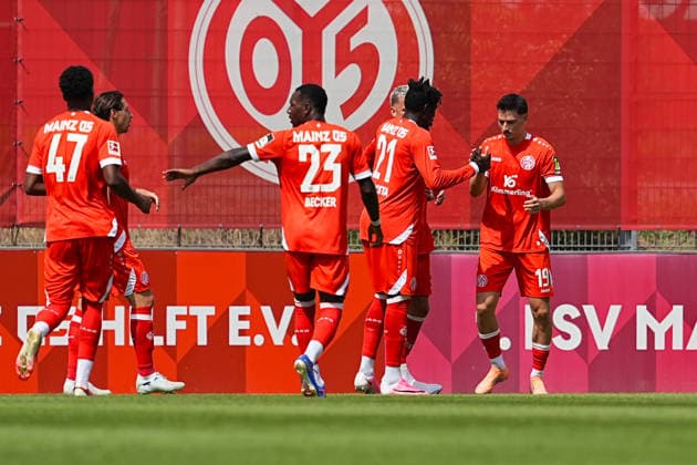 17.07.2026, xydrx, Fußball, Testspiel, 1. FSV Mainz 05 - 1. FC Kaiserslautern, Saison 2026 2027, Stadion am Bruchweg: Torjubel nach dem Tor zum 1:0 für den 1.FSV Mainz 05 durch Torschütze Anthony Caci (1.FSV Mainz 05, 19) zusammen mit Danny da Costa (1.FSV Mainz 05, 21) und Phillip Tietz (1.FSV Mainz 05, 9) Danny da Costa (1.FSV Mainz 05, 21) DFB regulations prohibit any use of photographs as image sequences and or quasi-video. *** July 17, 2026, xydrx, Soccer, Friendly Match, 1 FSV Mainz 05 vs. 1 FC Kaiserslautern, 2026–2027 Season, Bruchweg Stadium: Celebrations after the 1–0 goal for 1 FSV Mainz 05 scored by Anthony Caci (1 FSV Mainz 05, 19) alongside Danny da Costa (1 FSV Mainz 05, 21, and Phillip Tietz (1 FSV Mainz 05), 9; Danny da Costa (1 FSV Mainz 05), 21. DFB regulations prohibit any use of photographs as image sequences and or quasi-video Copyright: HMBxMedia YannisxDreimann