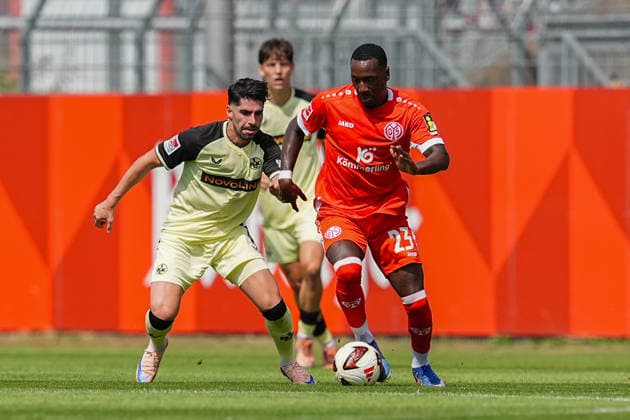17.07.2026, xydrx, Fußball, Testspiel, 1. FSV Mainz 05 - 1. FC Kaiserslautern, Saison 2026 2027, Stadion am Bruchweg: Semih Sahin (1.FC Kaiserslautern, 8) im Zweikampf gegen Sheraldo Becker (1.FSV Mainz 05, 23) DFB regulations prohibit any use of photographs as image sequences and or quasi-video. *** July 17, 2026, xydrx, Soccer, Friendly Match, 1 FSV Mainz 05 vs. 1 FC Kaiserslautern, 2026–2027 Season, Bruchweg Stadium: Semih Sahin (1 FC Kaiserslautern) challenges Sheraldo Becker (1 FSV Mainz 05) in a tackle; 8, 23. DFB regulations prohibit any use of photographs as image sequences and or quasi-video. Copyright: HMBxMedia YannisxDreimann