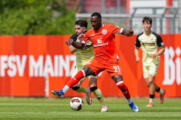 17.07.2026, xydrx, Fußball, Testspiel, 1. FSV Mainz 05 - 1. FC Kaiserslautern, Saison 2026 2027, Stadion am Bruchweg: Semih Sahin (1.FC Kaiserslautern, 8) im Zweikampf gegen Sheraldo Becker (1.FSV Mainz 05, 23) DFB regulations prohibit any use of photographs as image sequences and or quasi-video. *** July 17, 2026, xydrx, Soccer, Friendly Match, 1 FSV Mainz 05 vs. 1 FC Kaiserslautern, 2026–2027 Season, Bruchweg Stadium: Semih Sahin (1 FC Kaiserslautern) challenges Sheraldo Becker (1 FSV Mainz 05) in a tackle; 8, 23. DFB regulations prohibit any use of photographs as image sequences and or quasi-video. Copyright: HMBxMedia YannisxDreimann