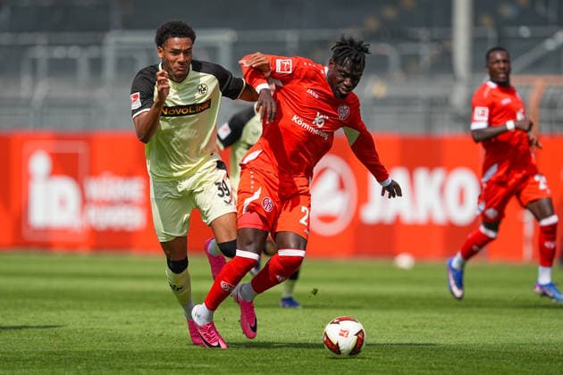 17.07.2026, xydrx, Fußball, Testspiel, 1. FSV Mainz 05 - 1. FC Kaiserslautern, Saison 2026 2027, Stadion am Bruchweg: Thierry Tazemeta (1.FC Kaiserslautern, 39) im Zweikampf gegen Danny da Costa (1.FSV Mainz 05, 21) DFB regulations prohibit any use of photographs as image sequences and or quasi-video. *** July 17, 2026, xydrx, Soccer, Friendly Match, 1 FSV Mainz 05 vs. 1 FC Kaiserslautern, 2026–2027 Season, Bruchweg Stadium: Thierry Tazemeta (1 FC Kaiserslautern), No. 39, in a tackle against Danny da Costa (1 FSV Mainz 05), No. 21. DFB regulations prohibit any use of photographs as image sequences and or quasi-video. Copyright: HMBxMedia YannisxDreimann