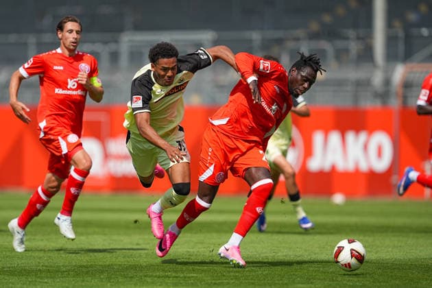 17.07.2026, xydrx, Fußball, Testspiel, 1. FSV Mainz 05 - 1. FC Kaiserslautern, Saison 2026 2027, Stadion am Bruchweg: Thierry Tazemeta (1.FC Kaiserslautern, 39) im Zweikampf gegen Danny da Costa (1.FSV Mainz 05, 21) DFB regulations prohibit any use of photographs as image sequences and or quasi-video. *** July 17, 2026, xydrx, Soccer, Friendly Match, 1 FSV Mainz 05 vs. 1 FC Kaiserslautern, 2026–2027 Season, Bruchweg Stadium: Thierry Tazemeta (1 FC Kaiserslautern), No. 39, in a tackle against Danny da Costa (1 FSV Mainz 05), No. 21. DFB regulations prohibit any use of photographs as image sequences and or quasi-video. Copyright: HMBxMedia YannisxDreimann