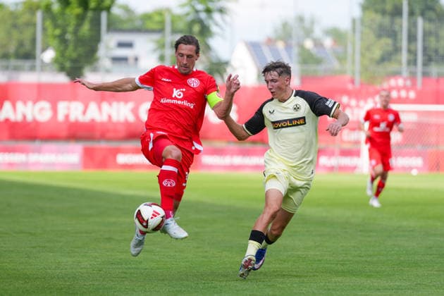 17.07.2026, xydrx, Fußball, Testspiel, 1. FSV Mainz 05 - 1. FC Kaiserslautern, Saison 2026 2027, Stadion am Bruchweg: Dominik Kohr (1.FSV Mainz 05, 31) im Zweikampf gegen Owen Gibs (1.FC Kaiserslautern, 43) DFB regulations prohibit any use of photographs as image sequences and or quasi-video. *** July 17, 2026, xydrx, Soccer, Friendly Match, 1 FSV Mainz 05 vs. 1 FC Kaiserslautern, 2026–2027 Season, Bruchweg Stadium: Dominik Kohr (1 FSV Mainz 05) in a tackle against Owen Gibs (1 FC Kaiserslautern) at the 31-minute mark; DFB regulations prohibit any use of photographs as image sequences and or quasi-video Copyright: HMBxMedia YannisxDreimann