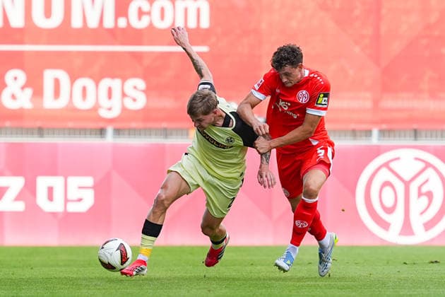 17.07.2026, xydrx, Fußball, Testspiel, 1. FSV Mainz 05 - 1. FC Kaiserslautern, Saison 2026 2027, Stadion am Bruchweg: Paul Joly (1.FC Kaiserslautern, 26) im Zweikampf gegen Eric Martel (1.FSV Mainz 05, 5) DFB regulations prohibit any use of photographs as image sequences and or quasi-video. *** July 17, 2026, xydrx, Soccer, Friendly Match, 1 FSV Mainz 05 vs. 1 FC Kaiserslautern, 2026–2027 Season, Bruchweg Stadium, Paul Joly, 1 FC Kaiserslautern, No. 26 in a tackle against Eric Martel, 1 FSV Mainz 05, 5 DFB regulations prohibit any use of photographs as image sequences and or quasi-video Copyright: HMBxMedia YannisxDreimann
