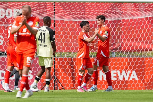 17.07.2026, xydrx, Fußball, Testspiel, 1. FSV Mainz 05 - 1. FC Kaiserslautern, Saison 2026 2027, Stadion am Bruchweg: Torjubel nach dem Tor zum 3:0 für den 1.FSV Mainz 05 durch Torschütze Paul Nebel (1.FSV Mainz 05, 8) zusammen mit Eric Martel (1.FSV Mainz 05, 5) DFB regulations prohibit any use of photographs as image sequences and or quasi-video. *** July 17, 2026, xydrx, Soccer, Friendly Match, 1 FSV Mainz 05 vs. 1 FC Kaiserslautern, 2026–2027 Season, Bruchweg Stadium: Celebrations after the 3–0 goal for 1 FSV Mainz 05 scored by Paul Nebel of 1 FSV Mainz 05, 8, alongside Eric Martel of 1 FSV Mainz 05, 5 DFB regulations prohibit any use of photographs as image sequences and or quasi-video Copyright: HMBxMedia YannisxDreimann