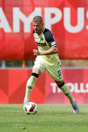 Jan Elvedi (1. FC Kaiserslautern, 33) am Ball , Deutschland, Fussball, Testspiel, 2026 2027, 1.FSV Mainz 05 vs. 1.FC Kaiserslautern, 17.07.2026, Mainz Bruchwegstadion Rheinland-Pfalz Deutschland *** Jan Elvedi, 1 FC Kaiserslautern, No. 33 on the ball, Germany, soccer, friendly match, 2026–2027, 1 FSV Mainz 05 vs. 1 FC Kaiserslautern, July 17, 2026, Mainz, Bruchwegstadion, Rhineland-Palatinate, Germany Copyright: xGrantxHubbsx