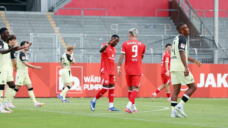 17.07.2026, xrekx, Fussball Testspiel, FSV Mainz 05 - 1.FC Kaiserslautern v.l. Torjubel nach dem Tor zum 2:0 celebrating the goal celebrate durch Sheraldo Becker (1. FSV Mainz 05) mit Phillip Tietz (1. FSV Mainz 05) (DFL DFB REGULATIONS PROHIBIT ANY USE OF PHOTOGRAPHS as IMAGE SEQUENCES and or QUASI-VIDEO) Mainz *** July 17, 2026, xrekx, Soccer Friendly Match, FSV Mainz 05 vs. 1. FC Kaiserslautern: Goal celebration after the 2–0 goal scored by Sheraldo Becker. 1. FSV Mainz 05 with Phillip Tietz. 1. FSV Mainz 05. DFL and DFB regulations prohibit any use of photographsRAPHS as IMAGE SEQUENCES and or QUASI-VIDEO Mainz