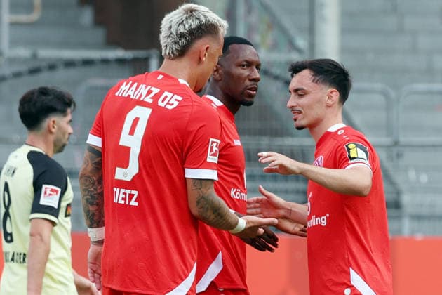 17.07.2026, xrekx, Fussball Testspiel, FSV Mainz 05 - 1.FC Kaiserslautern v.l. Torjubel nach dem Tor zum 2:0 celebrating the goal celebrate durch Sheraldo Becker (1. FSV Mainz 05) mit Phillip Tietz (1. FSV Mainz 05) Paul Nebel (1. FSV Mainz 05) (DFL DFB REGULATIONS PROHIBIT ANY USE OF PHOTOGRAPHS as IMAGE SEQUENCES and or QUASI-VIDEO) Mainz *** July 17, 2026, xrekx, Soccer Friendly Match, FSV Mainz 05 vs. 1. FC Kaiserslautern: Goal celebration after the 2–0 goal scored by Sheraldo Becker; 1. FSV Mainz 05 with Phillip Tietz; 1. FSV Mainz 05 Paul Nebel; 1. FSV Mainz 05 DFL DFB REGREGULATIONS PROHIBIT ANY USE OF PHOTOGRAPHS AS IMAGE SEQUENCES AND OR QUASI-VIDEO Mainz