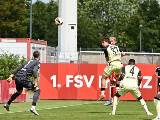 Fussball-Bundesliga - Saison 2026 27 Bruchweg-Stadion - Testspiel 17.07.26 1. FSV Maunz 05 (mz) - 1. FC Kaiserslautern (fck) Phillip TIETZ(1. FSV Mainz 05), re, erzielt das 1:0 Fussball-Bundesliga - 1. FSV Mainz 05 *** 2026–27 Bundesliga Season, Bruchweg Stadium, Friendly Match, July 17, 2026: 1 FSV Mainz 05 (mz) vs. 1 FC Kaiserslautern (fck), Phillip TIETZ (1 FSV Mainz 05), re, scores the 1–0 goal. German Bundesliga: 1 FSV Mainz 05