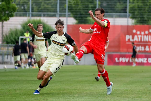 Owen Gibs (1. FC Kaiserslautern, 43) und Dominik Kohr (1.FSV Mainz, 31) im Kampf um den Ball , Deutschland, Fussball, Testspiel, 2026 2027, 1.FSV Mainz 05 vs. 1.FC Kaiserslautern, 17.07.2026, Mainz Bruchwegstadion Rheinland-Pfalz Deutschland *** Owen Gibs of 1 FC Kaiserslautern, 43, and Dominik Kohr of 1 FSV Mainz, 31, battling for the ball, Germany, soccer, friendly match, 2026–2027, 1 FSV Mainz 05 vs. 1 FC Kaiserslautern, July 17, 2026, Bruchwegstadion, Mainz, Rhineland-Palatinate, Germany Copyright: xGrantxHubbsx