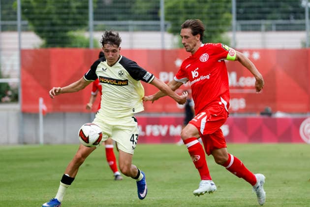 Owen Gibs (1. FC Kaiserslautern, 43) und Dominik Kohr (1.FSV Mainz, 31) im Kampf um den Ball , Deutschland, Fussball, Testspiel, 2026 2027, 1.FSV Mainz 05 vs. 1.FC Kaiserslautern, 17.07.2026, Mainz Bruchwegstadion Rheinland-Pfalz Deutschland *** Owen Gibs of 1 FC Kaiserslautern, 43, and Dominik Kohr of 1 FSV Mainz, 31, battling for the ball, Germany, soccer, friendly match, 2026–2027, 1 FSV Mainz 05 vs. 1 FC Kaiserslautern, July 17, 2026, Bruchwegstadion, Mainz, Rhineland-Palatinate, Germany Copyright: xGrantxHubbsx
