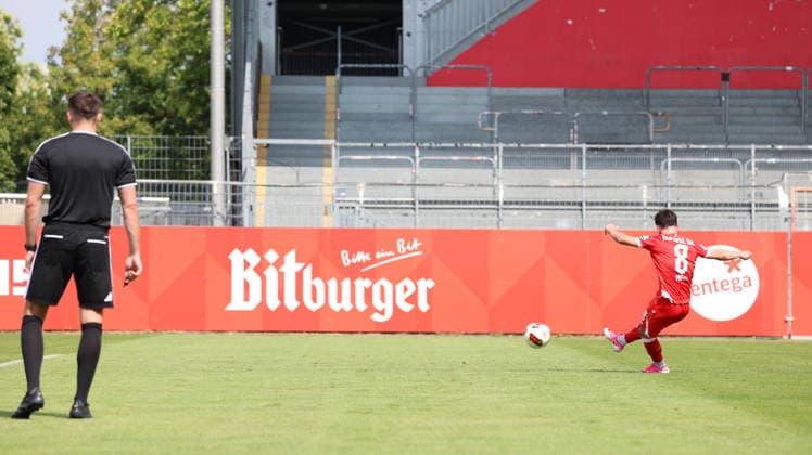 17.07.2026, xrekx, Fussball Testspiel, FSV Mainz 05 - 1.FC Kaiserslautern v.l. Elfmeter Paul Nebel (1. FSV Mainz 05) zum 3:0 (DFL DFB REGULATIONS PROHIBIT ANY USE OF PHOTOGRAPHS as IMAGE SEQUENCES and or QUASI-VIDEO) Mainz *** July 17, 2026, xrekx, Soccer Friendly Match, FSV Mainz 05 vs. 1. FC Kaiserslautern: Penalty kick by Paul Nebel—FSV Mainz 05 leads 3–0. DFL and DFB regulations prohibit any use of photographs as image sequences and or quasi-video. Mainz