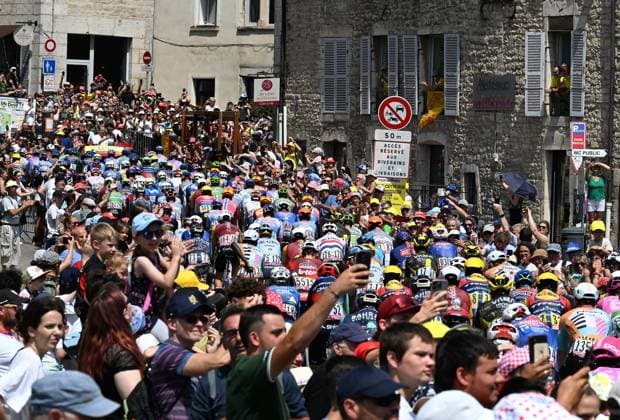 Départ 13e étape du tour de France, Dole, 17 juillet PHOTOPQR LE PROGRES Philippe TRIAS - 17 07 2026 - Départ 13e étape du tour de France, Dole, 17 juillet -Départ de la 13e étape du Tour de France dans la ville de Dole. Ambiance de la caravane qui passe sur fond de la collégiale et le départ fictif des coureurs avenue de Lahr. - CYCLING TOUR DE FRANCE 2026 - STAGE 13 JULY 17 2026 Jura Franche-Comté France  Copyright: xPHOTOPQR LExPROGRES MAXPPPxPhilippexTRIASx 20260717LPL4367 20260717LPL4367