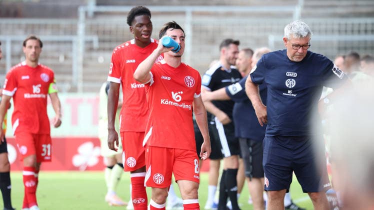 17.07.2026, xrekx, Fussball Testspiel, FSV Mainz 05 - 1.FC Kaiserslautern v.l. Trinkpause Paul Nebel (1. FSV Mainz 05) Urs Fischer, Trainer (1. FSV Mainz 05) (DFL DFB REGULATIONS PROHIBIT ANY USE OF PHOTOGRAPHS as IMAGE SEQUENCES and or QUASI-VIDEO) Mainz *** July 17, 2026, xrekx, Soccer Friendly Match, FSV Mainz 05 vs. 1. FC Kaiserslautern – Paul Nebel takes a drink break – 1. FSV Mainz 05 – Urs Fischer, Coach 1 FSV Mainz 05 DFL DFB REGULATIONS PROHIBIT ANY USE OF PHOTOGRAPHS AS IMAGE SEQUENCES AND OR QUASI-VIDEO Mainz