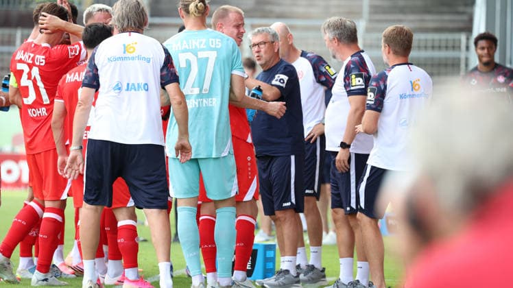 17.07.2026, xrekx, Fussball Testspiel, FSV Mainz 05 - 1.FC Kaiserslautern v.l. Urs Fischer, Trainer (1. FSV Mainz 05) gibt Anweisungen, gestikuliert, mit den Armen gestikulieren gives instructions, gesticulate (DFL DFB REGULATIONS PROHIBIT ANY USE OF PHOTOGRAPHS as IMAGE SEQUENCES and or QUASI-VIDEO) Mainz *** July 17, 2026, xrekx, Soccer Friendly Match, FSV Mainz 05 vs. 1. FC Kaiserslautern, Coach Urs Fischer, Coach of FSV Mainz 05 gives instructions, gesticulates, waves his arms DFL DFB REGULATIONS PROHIBIT ANY USE OF PHOTOGRAPHS as IMAGE SEQUENCES and or QUASI-VIDEO Mainz