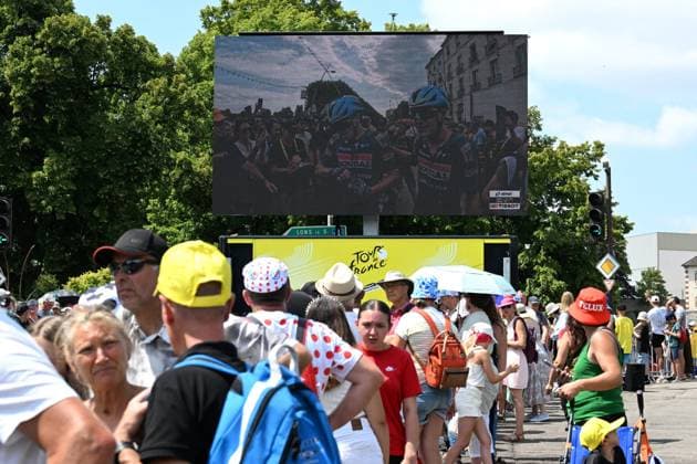 Départ 13e étape du tour de France, Dole, 17 juillet PHOTOPQR LE PROGRES Philippe TRIAS - 17 07 2026 - Départ 13e étape du tour de France, Dole, 17 juillet -Départ de la 13e étape du Tour de France dans la ville de Dole. Ambiance de la caravane qui passe sur fond de la collégiale et le départ fictif des coureurs avenue de Lahr. - CYCLING TOUR DE FRANCE 2026 - STAGE 13 JULY 17 2026 Jura Franche-Comté France  Copyright: xPHOTOPQR LExPROGRES MAXPPPxPhilippexTRIASx 20260717LPL4390 20260717LPL4390