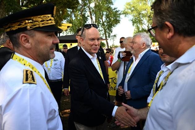Départ 13e étape du tour de France, Dole, 17 juillet PHOTOPQR LE PROGRES Philippe TRIAS - 17 07 2026 - Départ 13e étape du tour de France, Dole, 17 juillet -Départ de la 13e étape du Tour de France dans la ville de Dole. Ambiance de la caravane qui passe sur fond de la collégiale et le départ fictif des coureurs avenue de Lahr. Le prince Albert II de Monaco était au départ de cette 13e étape. - CYCLING TOUR DE FRANCE STAGE 13 JULY 17 2026 Jura Franche-Comté France  Copyright: xPHOTOPQR LExPROGRES MAXPPPxPhilippexTRIASx 20260717LPL4437 20260717LPL4437