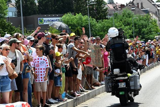 Départ 13e étape du tour de France, Dole, 17 juillet PHOTOPQR LE PROGRES Philippe TRIAS - 17 07 2026 - Départ 13e étape du tour de France, Dole, 17 juillet -Départ de la 13e étape du Tour de France dans la ville de Dole. Ambiance de la caravane qui passe sur fond de la collégiale et le départ fictif des coureurs avenue de Lahr. - CYCLING TOUR DE FRANCE STAGE 13 JULY 17 2026 Jura Franche-Comté France  Copyright: xPHOTOPQR LExPROGRES MAXPPPxPhilippexTRIASx 20260717LPL4448 20260717LPL4448
