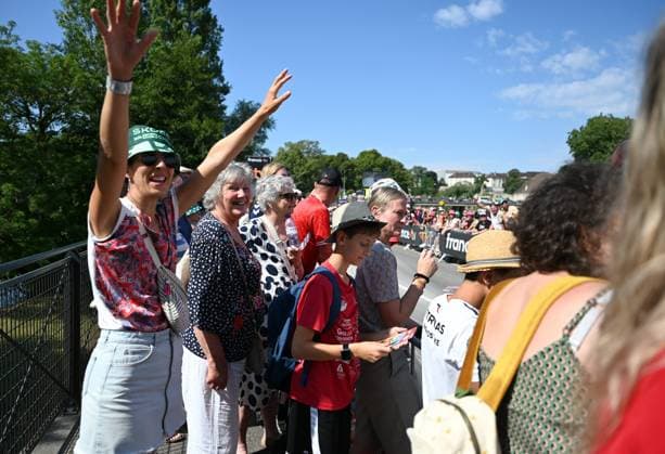 Départ 13e étape du tour de France, Dole, 17 juillet PHOTOPQR LE PROGRES Philippe TRIAS - 17 07 2026 - Départ 13e étape du tour de France, Dole, 17 juillet -Départ de la 13e étape du Tour de France dans la ville de Dole. Ambiance de la caravane qui passe sur fond de la collégiale et le départ fictif des coureurs avenue de Lahr. - CYCLING TOUR DE FRANCE STAGE 13 JULY 17 2026 Jura Franche-Comté France  Copyright: xPHOTOPQR LExPROGRES MAXPPPxPhilippexTRIASx 20260717LPL4483 20260717LPL4483