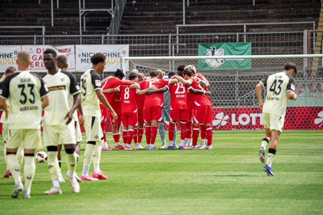 Deutschland: Fussball 2026 2027 , Testspiel , Freundschaftsspiel - 1. FSV Mainz 05 vs. 1. FC Kaiserslautern - Bruchwegstadion Stadion am Bruchweg (Mainz) : Eckfahne, Logo, Wappen, Symbol *** Germany Soccer 2026 2027, Exhibition Match, Friendly Match 1 FSV Mainz 05 vs. 1 FC Kaiserslautern Bruchwegstadion, Stadion am Bruchweg, Mainz, Corner Flag, Logo, Crest, Symbol Copyright: xBennetxLongx